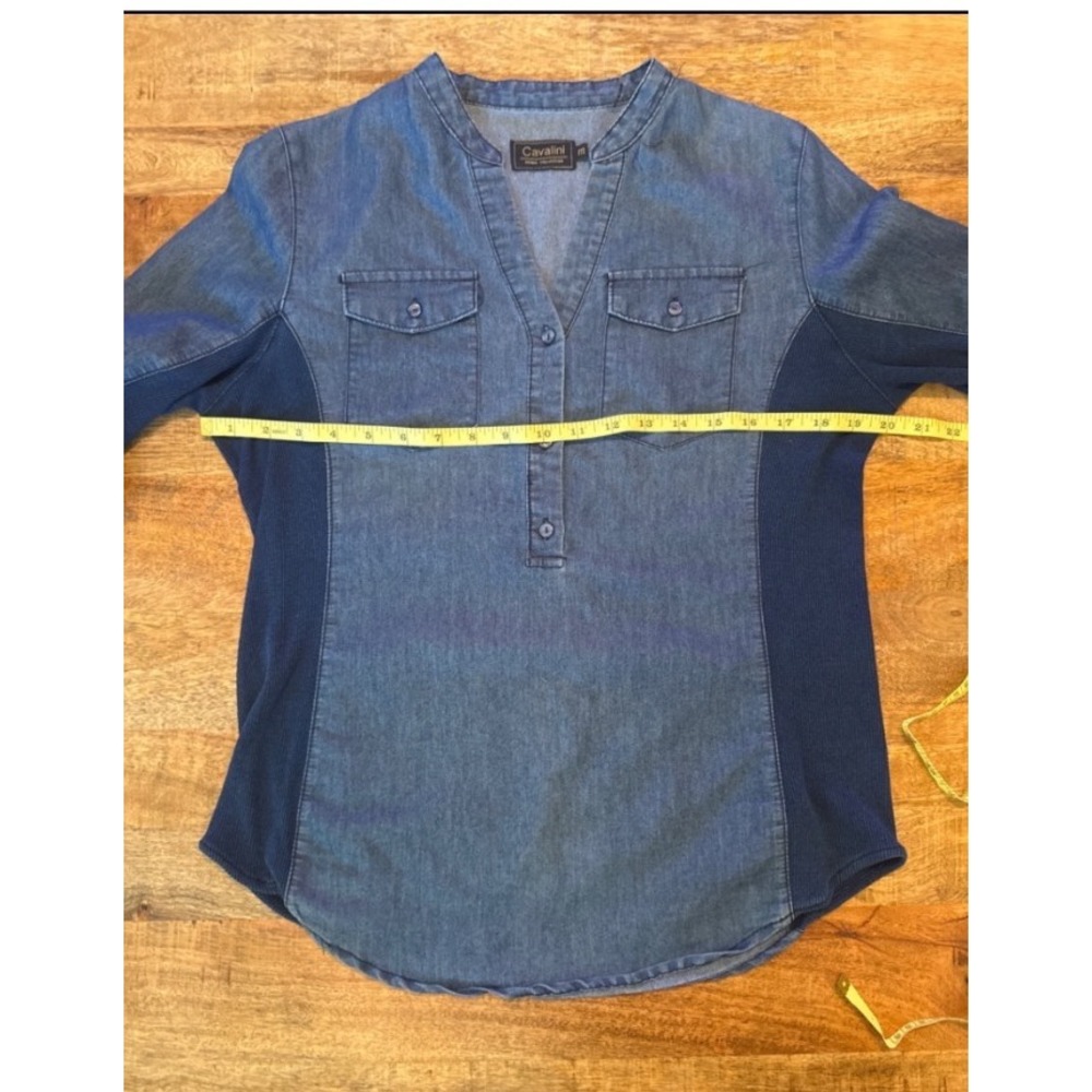 Cavalini Denim Collection Medium Wash Chambray Knit Side Panel Top M - Picture 9 of 12